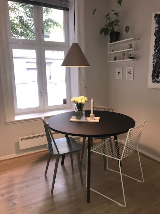 Comfortable dining table for homecook nights