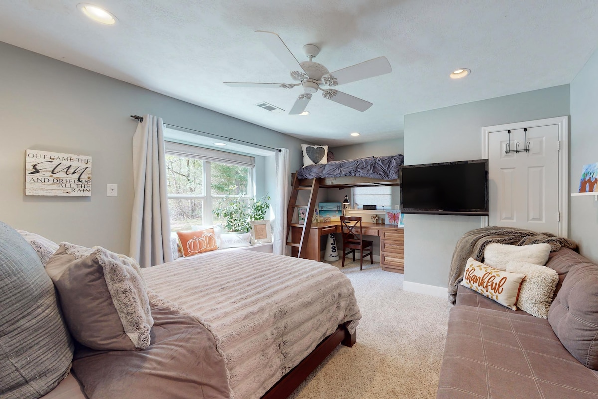 Queensize bed, twee eenpersoonsbedden en bank