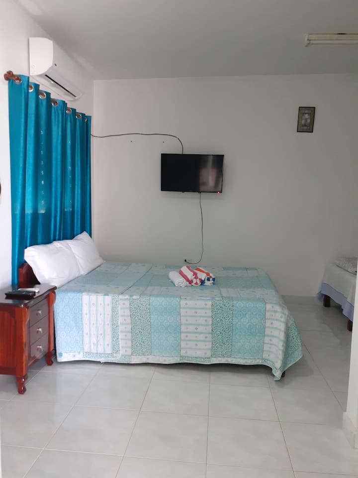 Udoban krevet u spavaćoj sobi i TV.
Također ima pomoćni noćni ormarić za čuvanje sitnica.