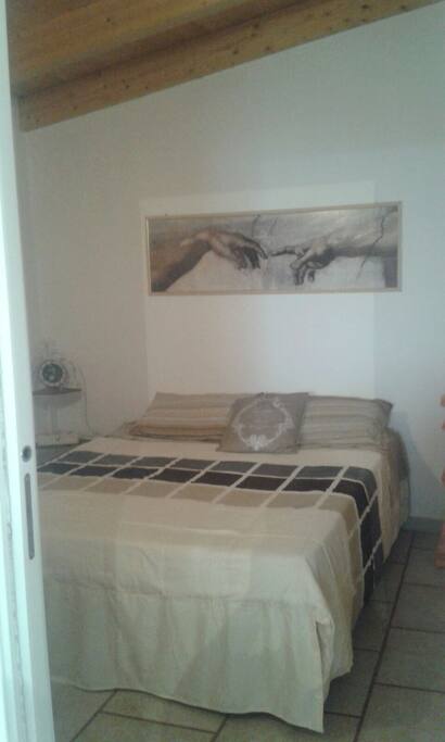 Letto matrimoiale , doghe e materasso nuovi!