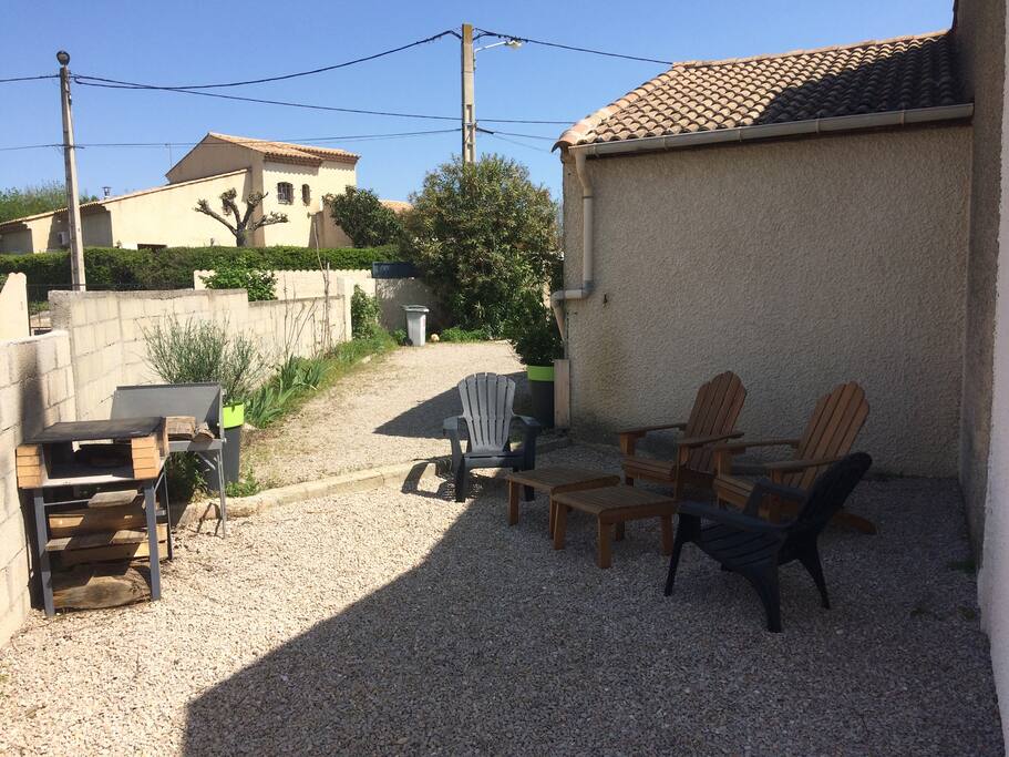 Plancha maison, coin apéro, terrain de pétanque derrière
