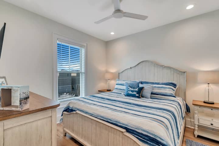 جناح رئيسي ثانٍ بغرفة نوم مع حمام داخلي. سرير كبير ومروحة سقف وتلفزيون ذكي مقاس 43بوصة وخزانة كبيرة. توجد مروحة إضافية في الخزانة إذا كنت ترغب في ذلك بسبب الضوضاء في الخلفية. تطل غرفة النوم هذه على حمام السباحة.