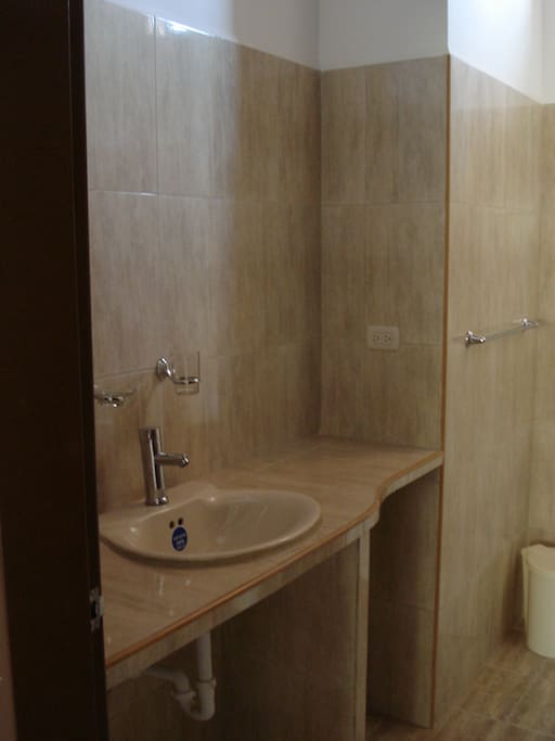 Baño Principal (Main Bathroom)
