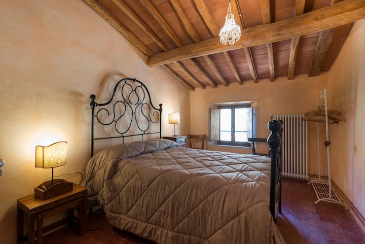 غرفة النوم المزدوجة الثالثة في الطابق العلوي