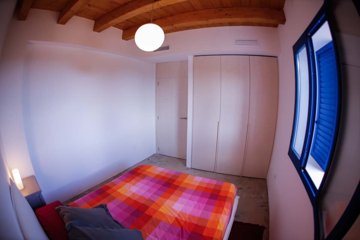 卧室配有标准双人床和嵌入式衣柜。