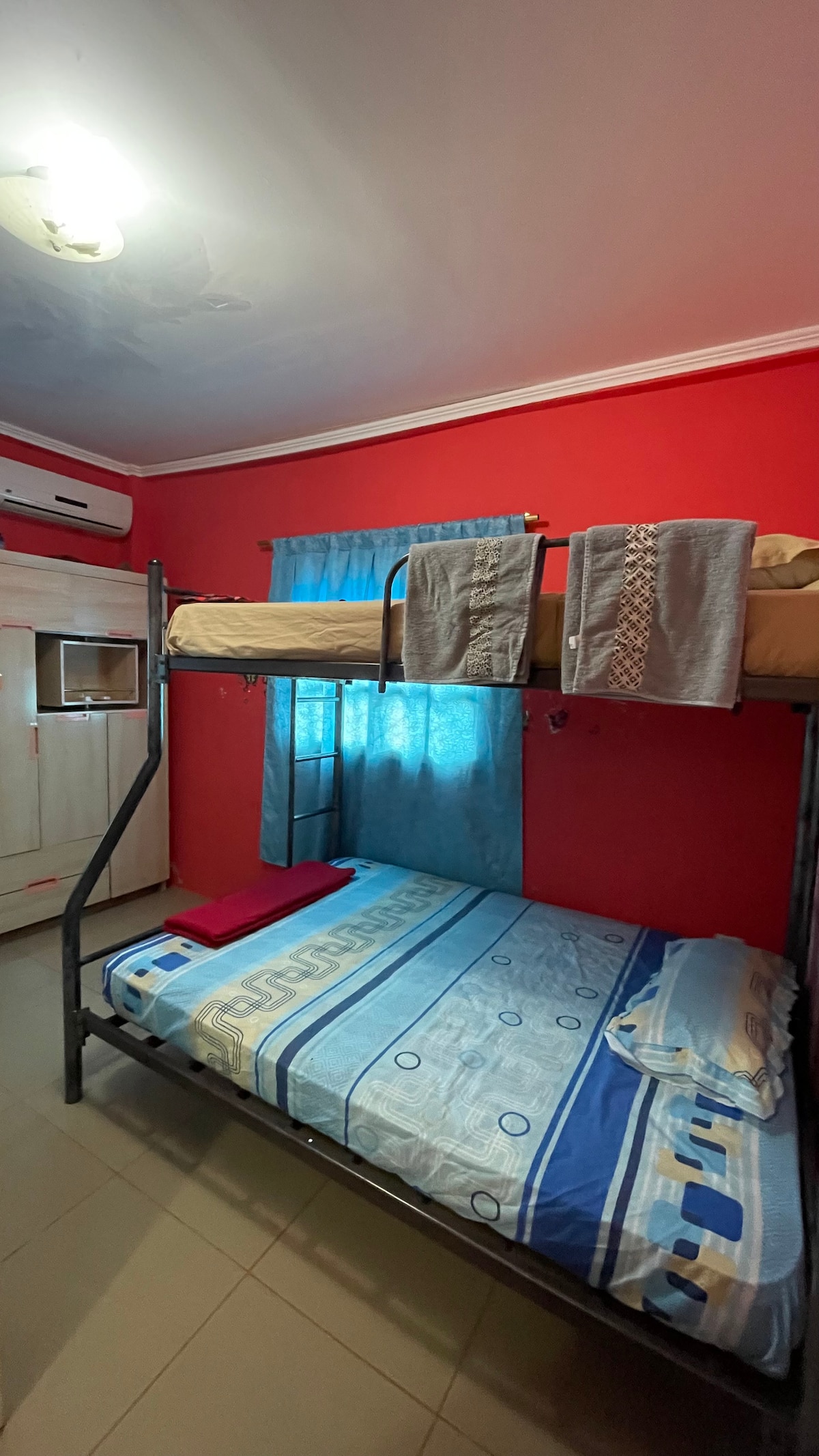 Soba na katu 
Fuchsia 
Krevet na kat 2 sjedala prema dolje i 1 1/2 sjedala gore 
Ekskluzivna kupaonica za ovu sobu nalazi se izvan nje. 