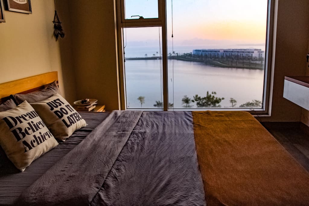 Cedar Room: This room provides you a Queen Bed Size with 2 bedside table and nightlight. Big window straight overlooks the Bay and Street.