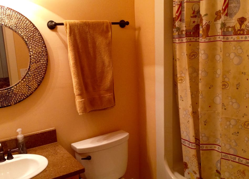 Guest private bath with tub/shower