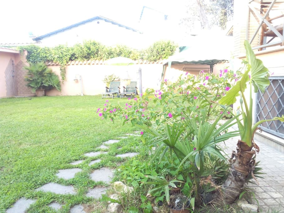 Lo spazioso e rilassante giardino