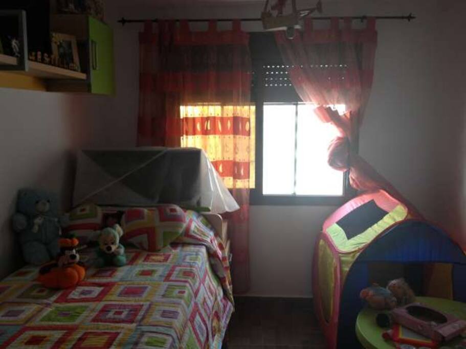 Dormitorio con dos camas de 90, la inferior extraible.