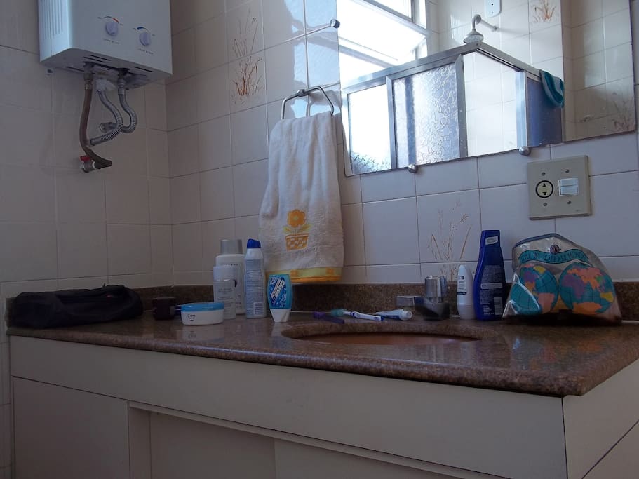 banheiro com aquecedor a gas.