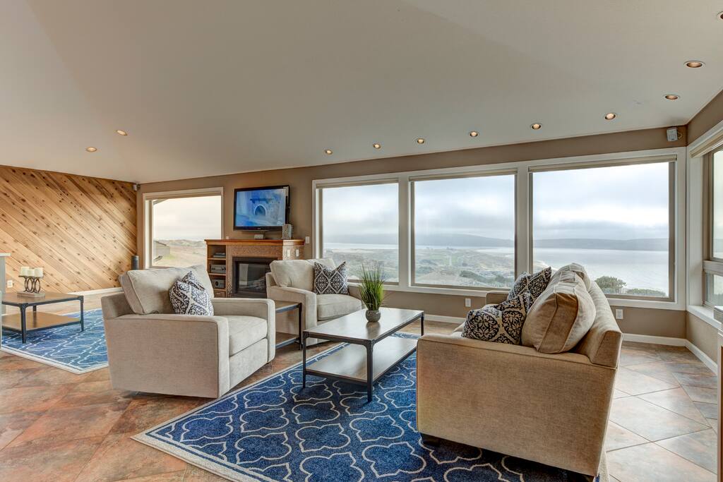 Swivel chairs allow for convenient seating arrangements