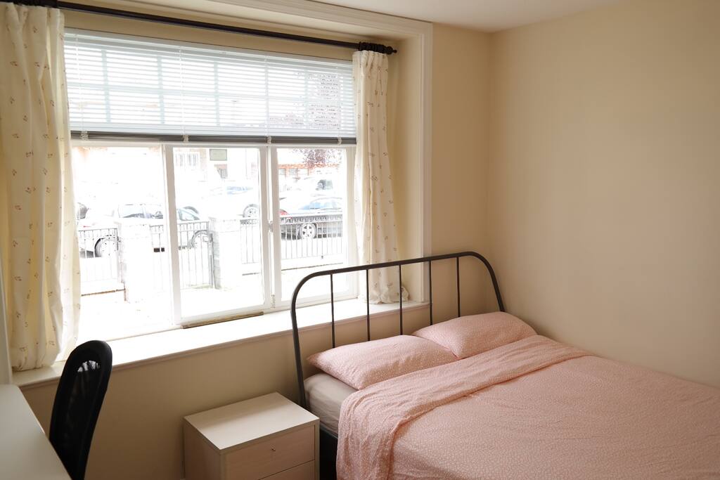 Large windowsills and drawer storage for your convenience.