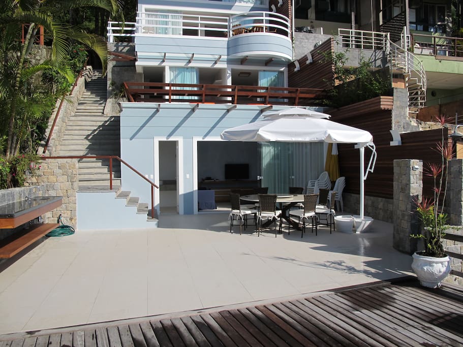 área de almoço e convivência junto ao mar