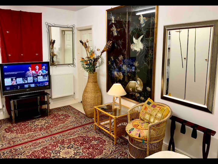 Troisième chambre - peut accueillir jusqu'à deux personnes - Télévision à écran plat Sky Glass Sony - Sky sport, Netflix, Sur demande, vous êtes tous en tube avec une seule commande - Un flux indépendant afin que vous puissiez regarder des programmes séparés dans le salon 