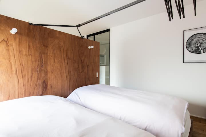 พื้นที่เตียงเดี่ยว 2 หลังของห้องนั่งเล่น