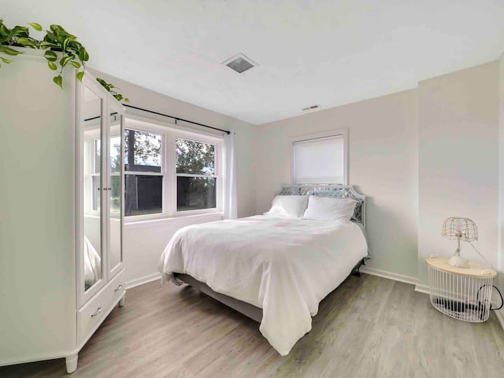 标准双人床卧室，可欣赏海滩的美景