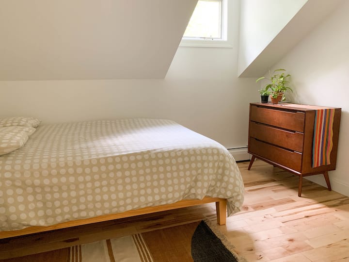 ห้องนอนที่สองบนชั้น 1 พร้อมเตียงเต็มรูปแบบ 