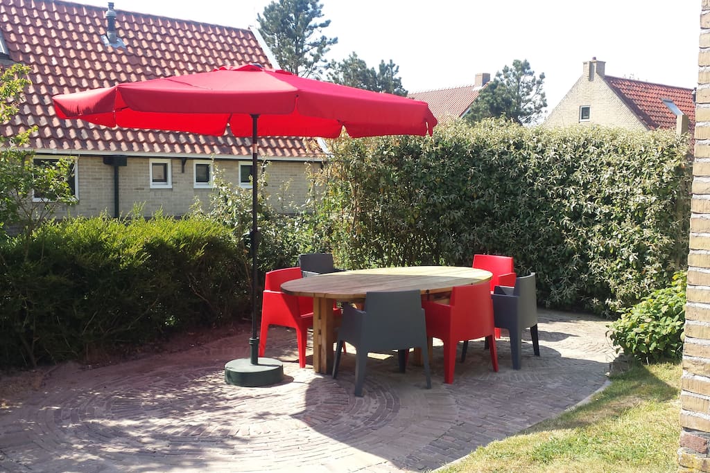 heerlijk terras met ruime tafel voor ontbijt lunch diner en borrel.