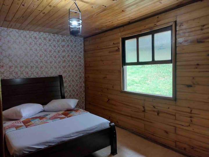 ห้องนอนมีห้องน้ำในตัวเรามีเตียงคู่ 1 หลังและเตียงเดี่ยว 2 เตียง