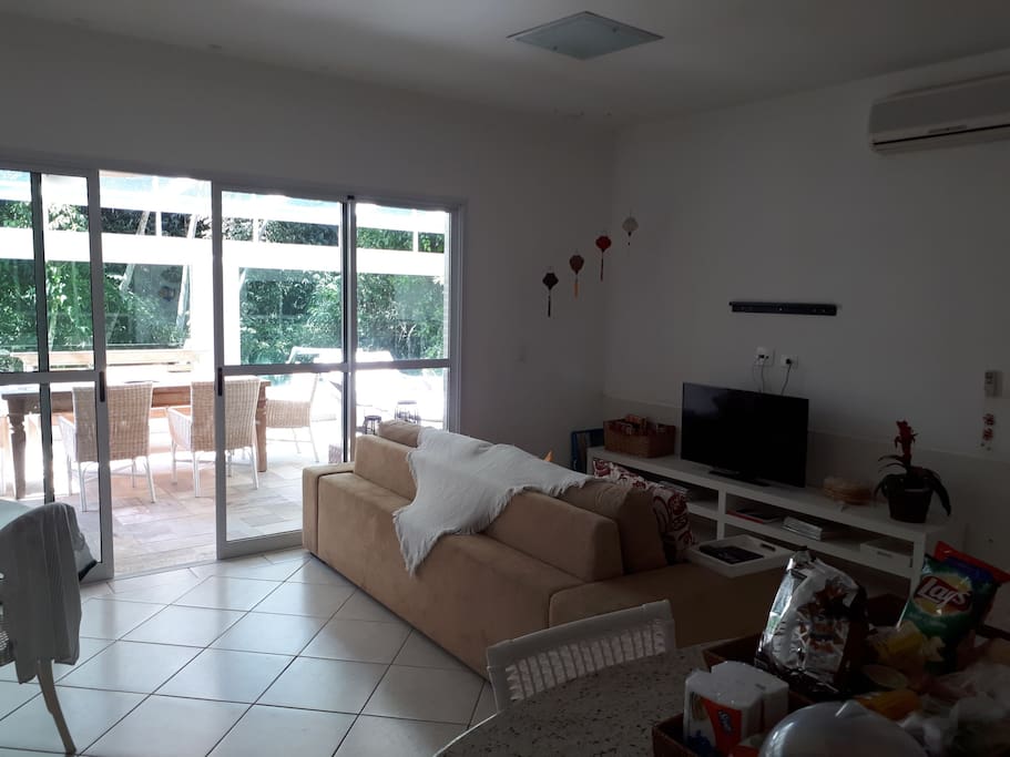 Sala com ar-condicionado e TV