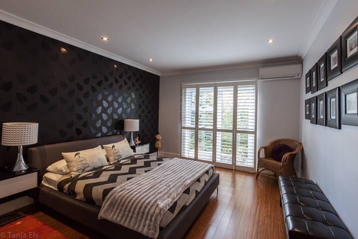 Modern Open Plan House on Golf Estate gallery image 4