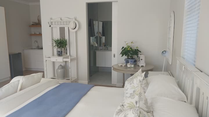 Отворен план, голям северен апартамент с лице към самообслужване.