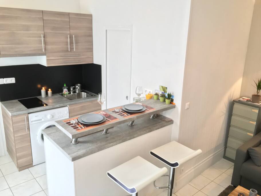 Cuisine américaine, machine à lavée, plaque ce cuisson, micro-ondes, four et bar