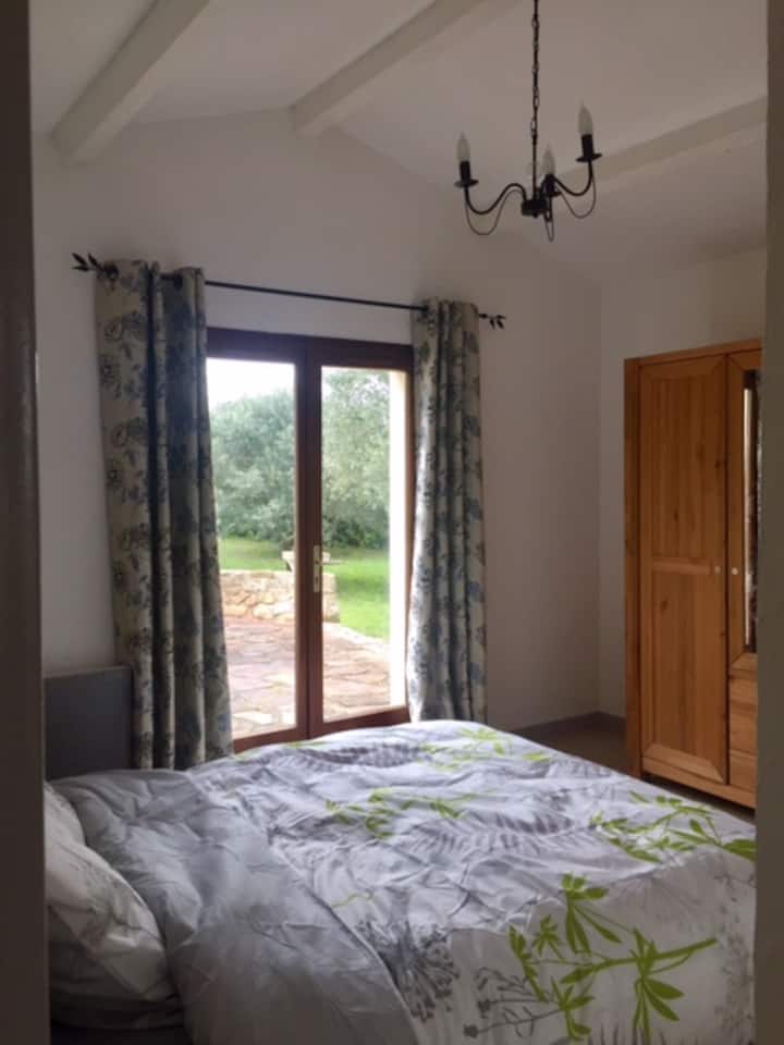 Habitación con terraza y vistas al olivar.
Dimensiones de la cama:200x190