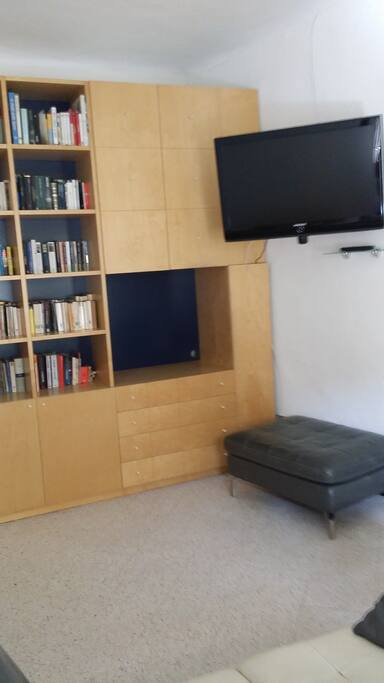 Studio con TV e poltrona letto singolo
