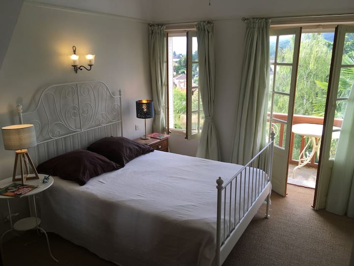 غرفة علوية مع شرفة صغيرة