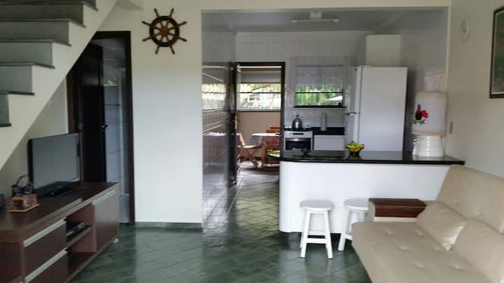 Sebule. jiko, bafu. ngazi za vyumba vya kulala , nyuma, sehemu ya kuchomea nyama. 