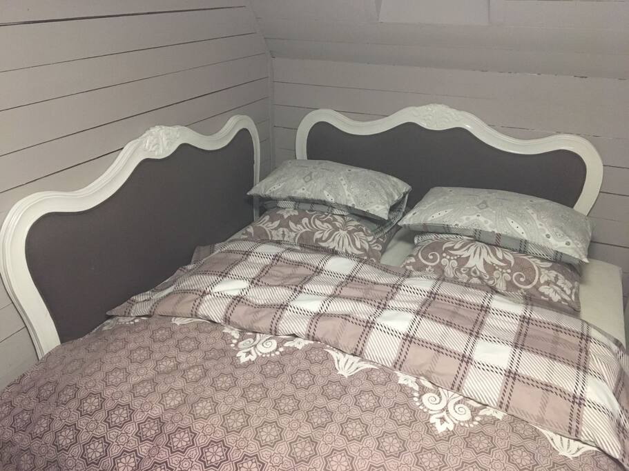 Doppelbett im zweiten Schlafzimmer oben