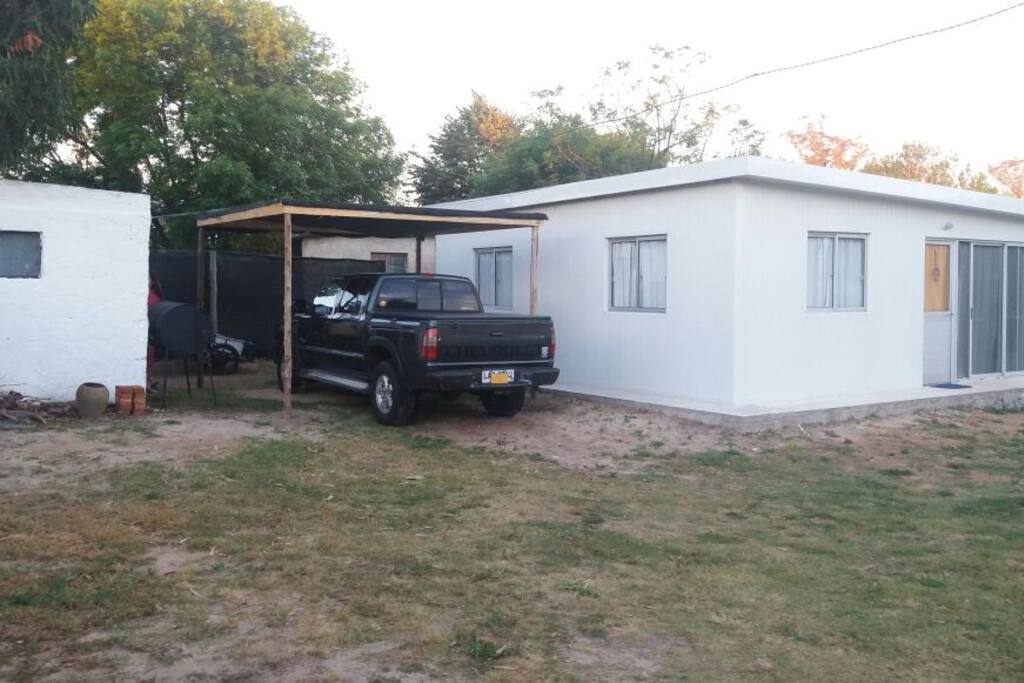 Espacio para dejar su vehículo, disfrutar de la sombra y de la parrilla.
