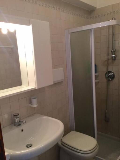 Bagno con box doccia