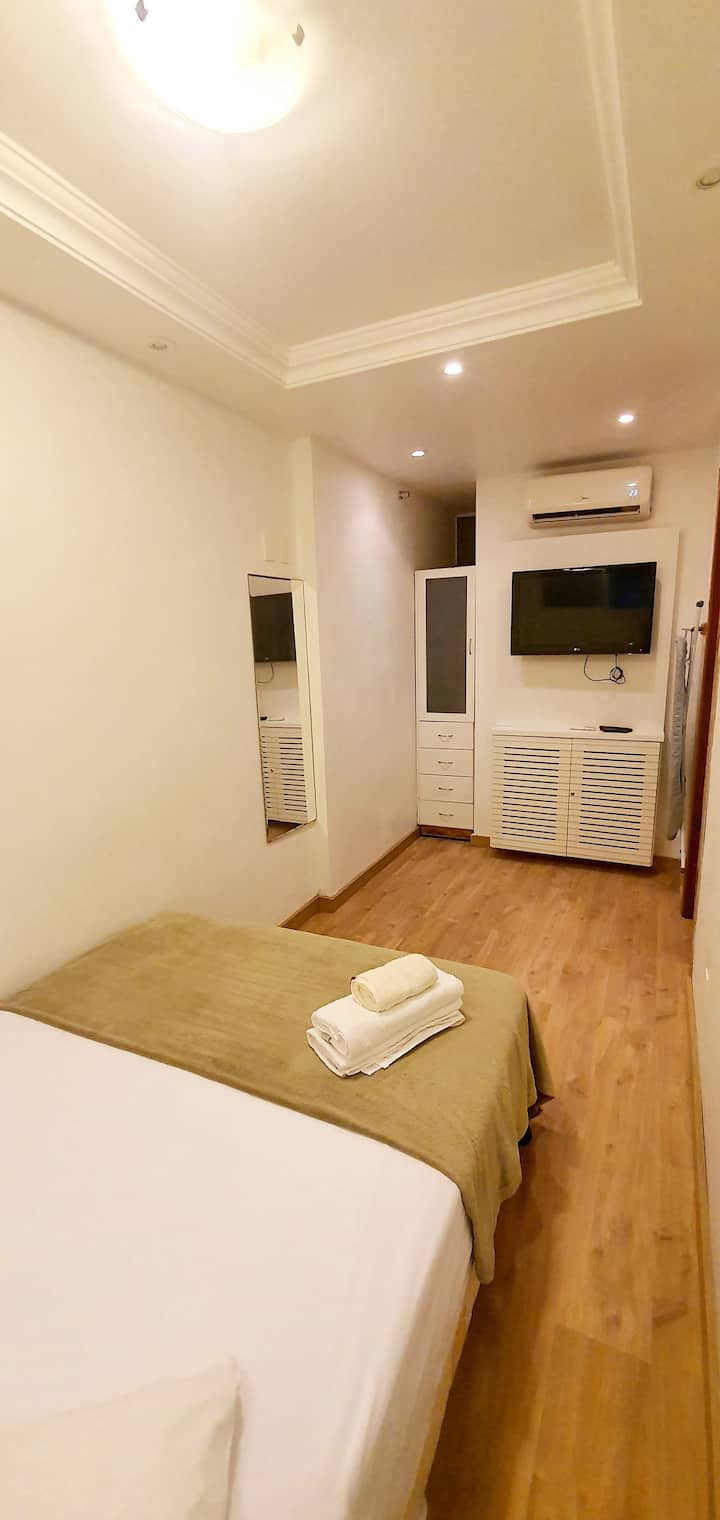 1 dormitorio: cama doble, aire acondicionado 9000 btu, armario y televisión.