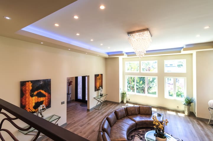 Hollywood Hills Tri-Level Luxury gallery image 5