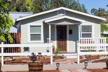 Two Palms Cottage at Beebee St.
