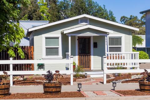 Two Palms Cottage at Beebee St.
