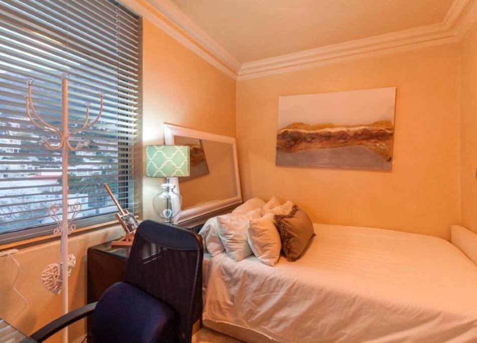 Second bedroom with Queen size bed and a glass desk for those needing to work. Magical views of the mountain.