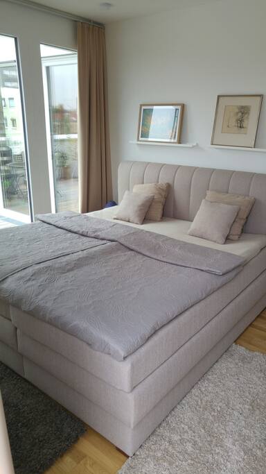 Schlafzimmer mit Zugang zur Terrasse