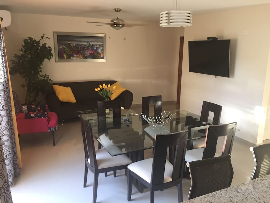 Living room with a big screen Smart TV Sala con televisor grande de 57"