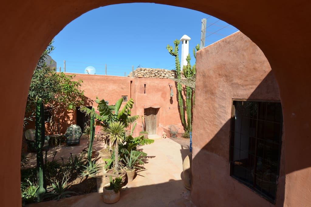 Cour-jardin vue du couloir de l'entrée