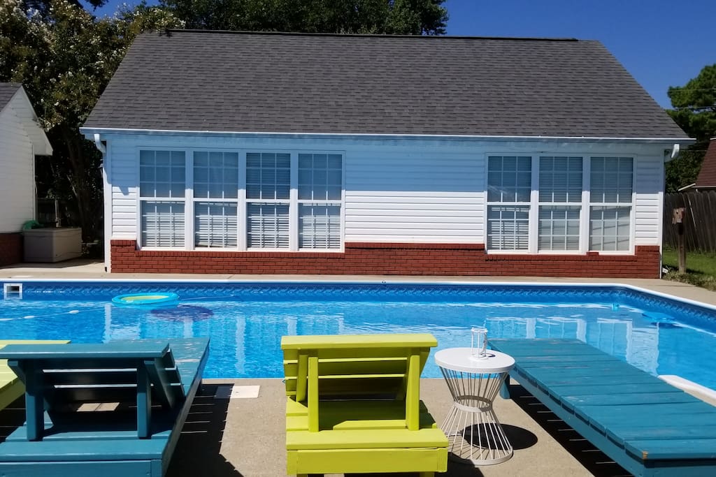 Resort like guest house. Plenty of natural light if desired. Plantation blinds on all windows for your privacy as well. Your Home away from Home awaits you.