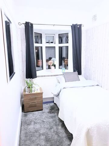 Contemporary single bedroom near Heathrow Airport