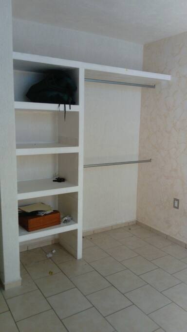 Con espacio para organizar tu ropa