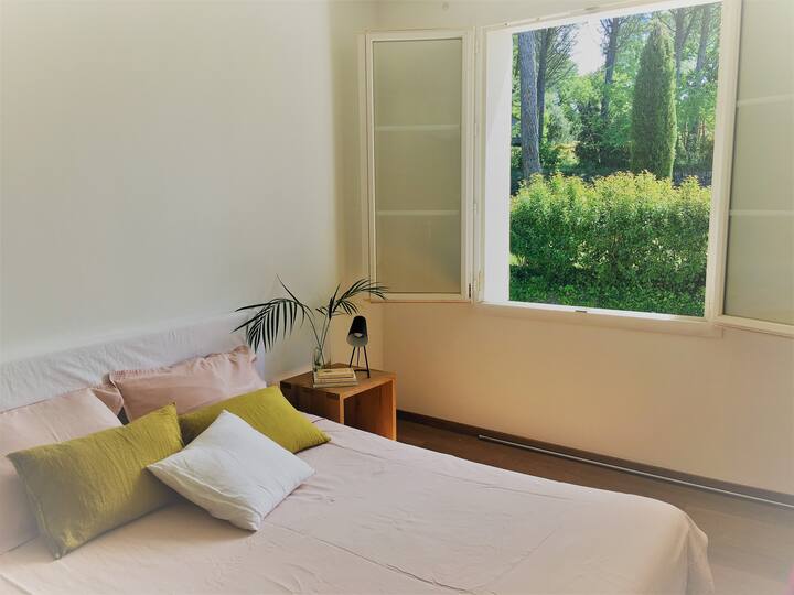 Villa principale - Chambre 1  (lit double éclairé)