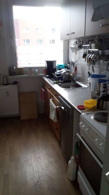 küche mit herd, kühlschrank, spülmaschine, spülbecken & microwelle. bei bedarf können auch die filterkaffeemaschine, toaster & wasserkocher in gebrauch genommen werden. selbstverständlich darfst du auch mein geschirr & töpfe benutzen.