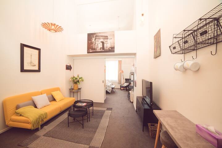 Central Downtown- High Ceiling Chic Retro Apt!