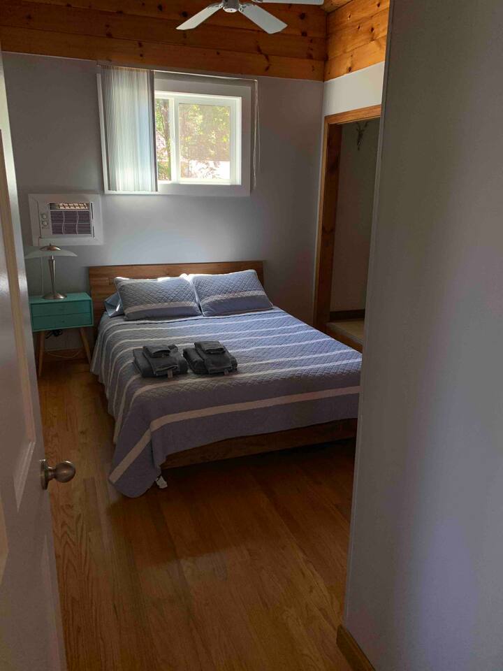 Glavna spavaća soba s kupaonicom u apartmanu.